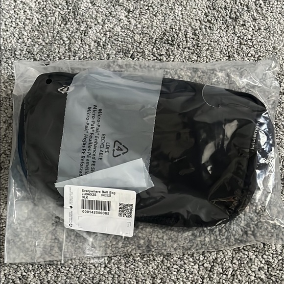 š¦š„Lululemon Everywhere Belt Bag in BLACK - NWT - Picture 4 of 5